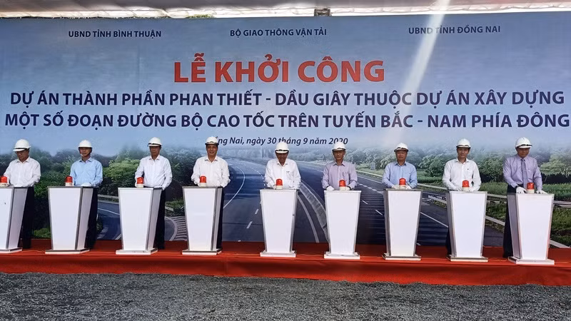 Phó Thủ tướng Trương Hòa Bình và lãnh đạo các bộ, ngành, địa phương dự lễ phát động khởi công dự án.