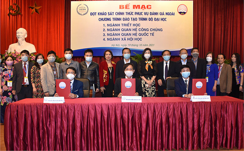 PGS, TS. Phạm Minh Sơn, Giám đốc Học viện Báo chí và Tuyên truyền và PGS, TS. Mai Văn Chung, Phó Giám đốc Trung tâm Kiểm định chất lượng giáo dục, Đại học Vinh; PGS, TS. Bùi Duy Cam, Trưởng đoàn khảo sát phục vụ đánh giá ngoài bốn chương trình đào tạo trình độ đại học tại Học viện Báo chí và Tuyên truyền ký kết Biên bản hoàn thành đợt khảo sát chính thức phục vụ đánh giá ngoài bốn chương trình đào tạo trình độ đại học tại Học viện. (Ảnh: ajc.hcma.vn)