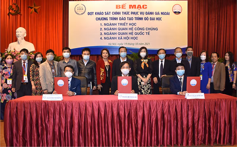 PGS, TS. Phạm Minh Sơn, Giám đốc Học viện Báo chí và Tuyên truyền và PGS, TS. Mai Văn Chung, Phó Giám đốc Trung tâm Kiểm định chất lượng giáo dục, Đại học Vinh; PGS, TS. Bùi Duy Cam, Trưởng đoàn khảo sát phục vụ đánh giá ngoài bốn chương trình đào tạo trình độ đại học tại Học viện Báo chí và Tuyên truyền ký kết Biên bản hoàn thành đợt khảo sát chính thức phục vụ đánh giá ngoài bốn chương trình đào tạo trình độ đại học tại Học viện. (Ảnh: ajc.hcma.vn)