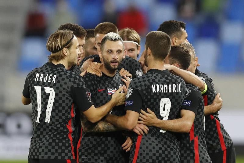 Marcelo Brozovic ăn mừng bàn thắng duy nhất của trận đấu với các đồng đội. (Ảnh: Reuters) Pháp tiếp tục chuỗi trận hòa thất vọng -0