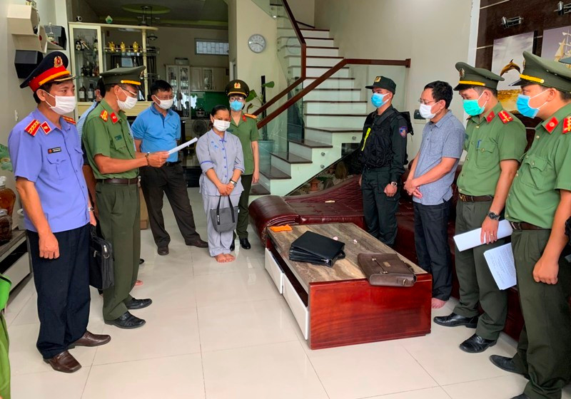 Cơ quan chức năng tỉnh Thừa Thiên Huế đọc quyết định khởi tố vụ án, khởi tố bị can, bắt giam các đối tượng liên quan trong vụ án tham ô tài sản tại Cảng hàng không quốc tế Phú Bài. Bắt giam Chánh Văn phòng Cảng hàng không quốc tế Phú Bài tham ô 5 tỷ đồng -0