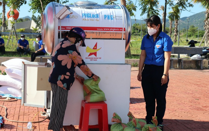 Người dân đến nhận gạo tại điểm "ATM gạo". Khởi động điểm ATM gạo tiếp sức phòng dịch Covid-19 tại Phú Yên -0