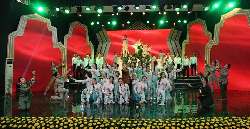 Chương trình mang màu sắc anh hùng ca nhưng vẫn thấm đẫm vẻ đẹp trữ tình. Chương trình nghệ thuật đặc biệt tri ân các anh hùng liệt sĩ -0