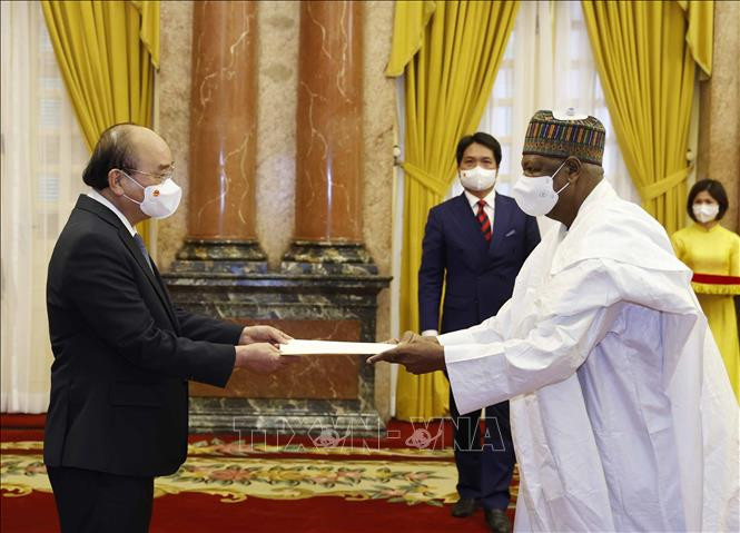 Chủ tịch nước Nguyễn Xuân Phúc nhận Quốc thư của Đại sứ Nigeria Hassan Adamu Mamani. (Ảnh: TTXVN) Chủ tịch nước Nguyễn Xuân Phúc tiếp các Đại sứ trình Quốc thư -0