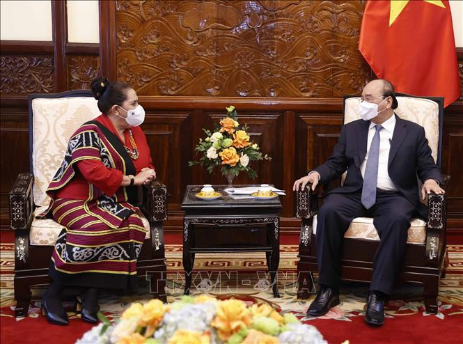 Chủ tịch nước Nguyễn Xuân Phúc tiếp bà Maria Olandina Isabel Caeiro Alves, Đại sứ Timor Leste tại Việt Nam. (Ảnh: TTXVN) Chủ tịch nước Nguyễn Xuân Phúc tiếp các Đại sứ trình Quốc thư -0