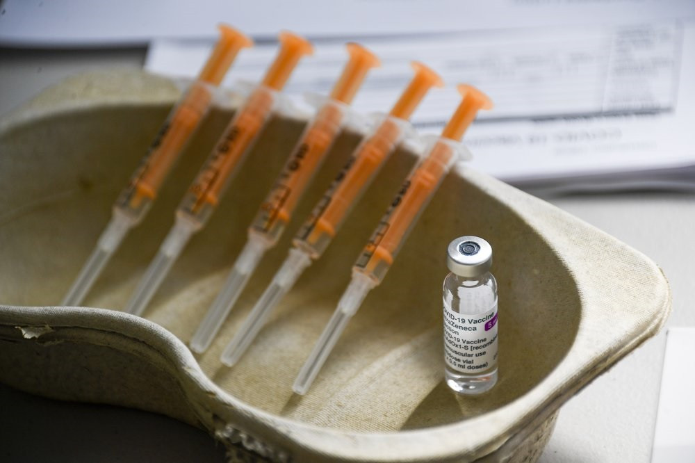 Lọ vaccince AstraZeneca và kim tiêm. Ảnh: AP. Thử nghiệm tại Mỹ cho thấy vaccine AstraZeneca hiệu quả ở mọi lứa tuổi -0