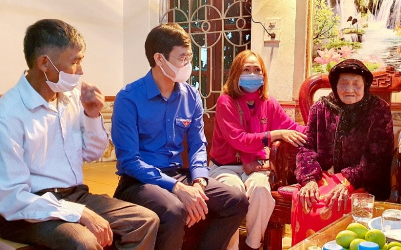 Đồng chí Bùi Quang Huy (thứ hai từ trái sang) đến thăm, trao quà tặng các Bà mẹ Việt Nam Anh hùng, các đồng chí lão thành cách mạng sau lễ phát động. 4_IMG_2023-1612324121214.jpg