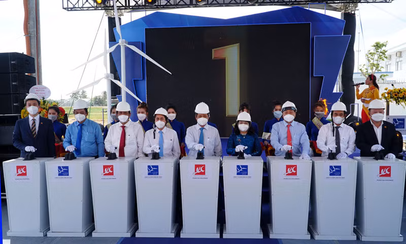 Các đại biểu thực hiện nghi thức khánh thành Nhà máy điện gió số 7.