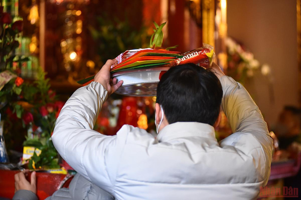 Mâm lễ đôi khi chỉ là những phẩm vật đơn sơ, nhưng gửi gắm trong đó bao nhiêu ước vọng cho đất nước ấm no, gia đình hạnh phúc. ABC -0