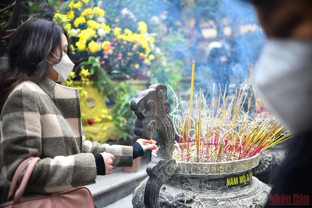 Người dân Hà Nội đi lễ Phật du xuân vẫn bảo đảm thực hiện tốt các quy định 5K phòng, chống dịch Covid-19. (Ảnh: Minh Duy) Rằm tháng Giêng trong dòng chảy văn hóa Việt -0