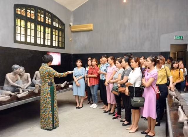 Khách tham quan di tích Nhà tù Hỏa Lò.