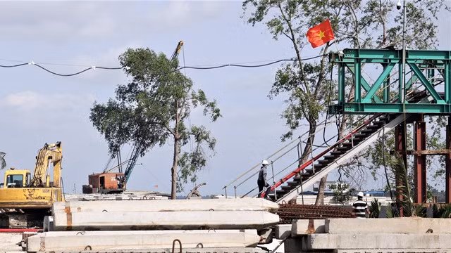Trên công trình thủy lợi lớn nhất đồng bằng sông Cửu Long ảnh 2