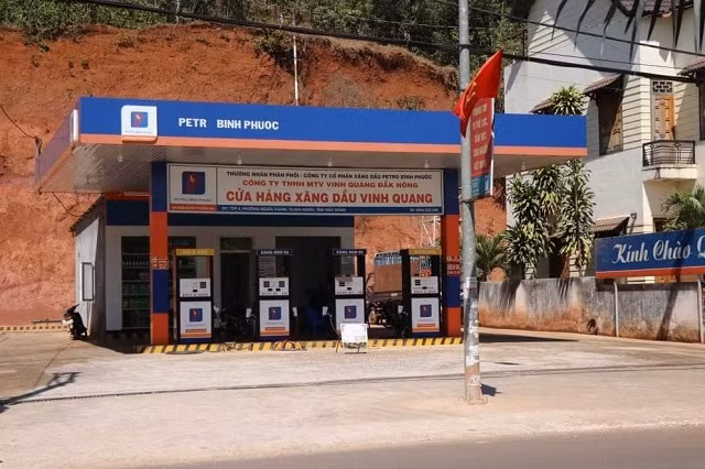 Cửa hàng xăng dầu Công ty TNHH MTV Vinh Quang Đắk Nông, một trong sáu cây xăng được Sở Xây dựng Đắk Nông cấp phép trái quy định của Luật Đất đai, gây thất thu ngân sách nhiều tỷ đồng. 