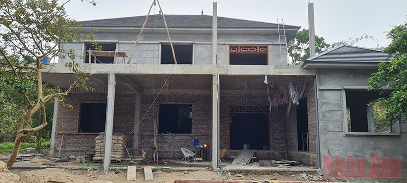Ngôi nhà ông Lê Hoan xây dựng trên đất rừng phòng hộ tại phường Đồng Xuân. Chậm trễ trong việc xử lý vi phạm đất đai tại thành phố Phúc Yên -0