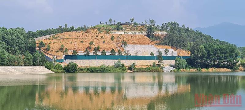 Quả đồi bị bà Nguyễn Thị Vân Anh san ủi, xây dựng trái phép tại thôn Đồng Chằm, xã Ngọc Thanh. Chậm trễ trong việc xử lý vi phạm đất đai tại thành phố Phúc Yên -0