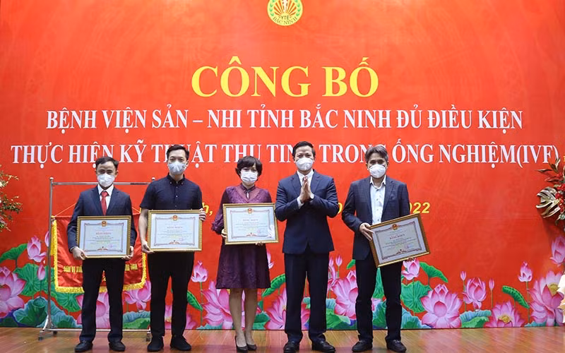 Lãnh đạo tỉnh Bắc Ninh trao bằng khen của UBND tỉnh Bắc Ninh cho các tập thể, cá nhân có thành tích xuất sắc trong triển khai thành công kỹ thuật thụ tinh trong ống nghiệm.