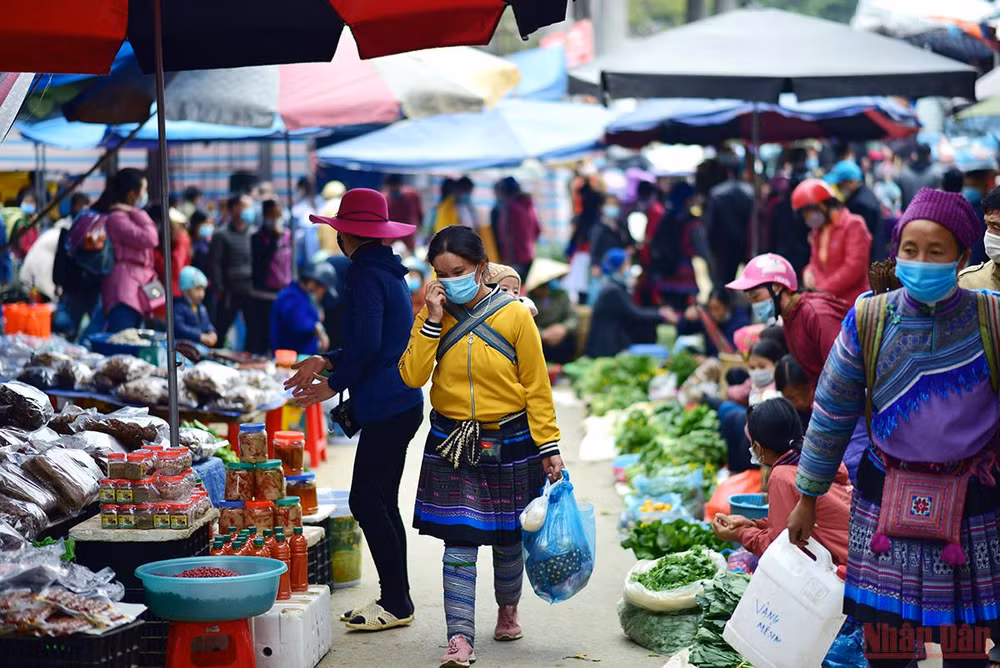 Độc đáo cảnh mẹ địu con đi chợ phiên Bắc Hà ngày giáp Tết -0