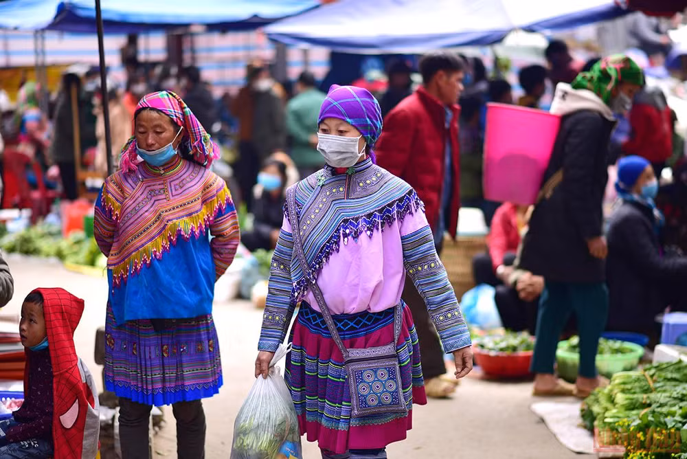 Độc đáo cảnh mẹ địu con đi chợ phiên Bắc Hà ngày giáp Tết -0