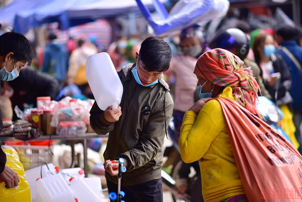 Độc đáo cảnh mẹ địu con đi chợ phiên Bắc Hà ngày giáp Tết -0