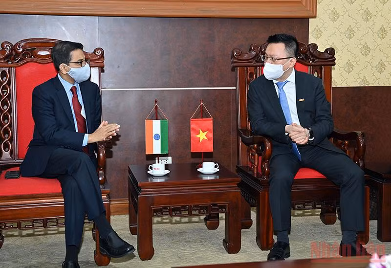 Tổng Biên tập Báo Nhân Dân Lê Quốc Minh tiếp Đại sứ Ấn Độ tại Việt Nam Pranay Verma. (Ảnh: Duy Linh)