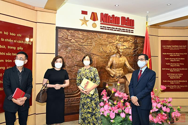 Ông Pranay Verma, Đại sứ Ấn Độ tại Việt Nam thăm phòng truyền thống của Báo Nhân Dân tại Trụ sở 71 Hàng Trống (Hà Nội). (Ảnh: Duy Linh) Tăng cường hợp tác báo chí Việt Nam - Ấn Độ -0