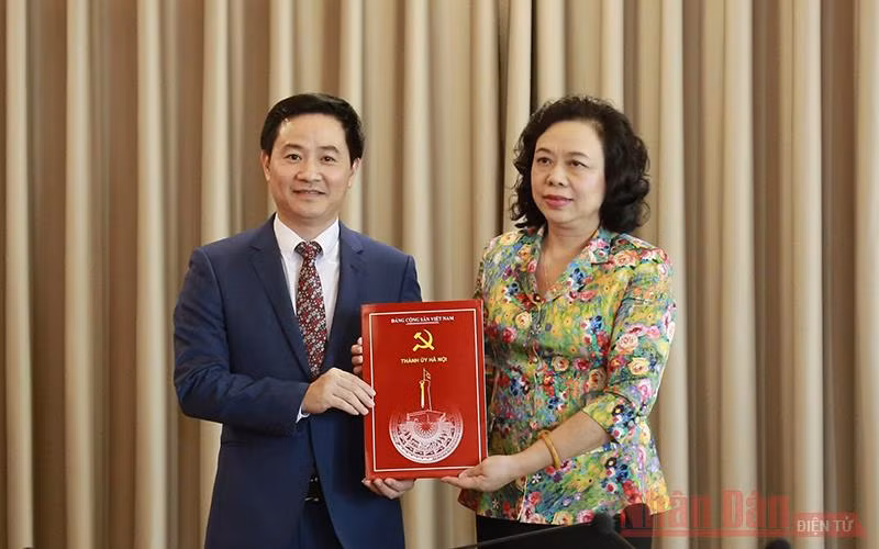 Lãnh đạo Thành ủy Hà Nội trao quyết định cho đồng chí Trần Anh Tuấn.