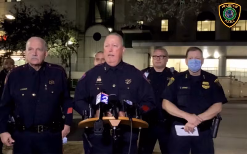 Trợ lý Cảnh sát trưởng Houston James Jones tường thuật sự việc trong 1 video đăng tải trên Reuters. ( Ảnh chụp màn hình)