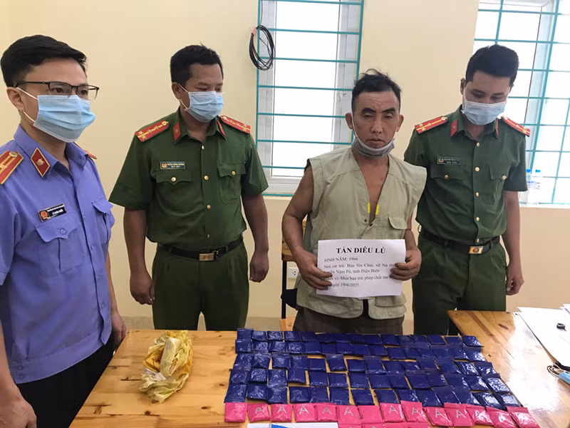 Tẩn Diêu Lù cùng tang vật là 18 nghìn viên ma túy tổng hợp.