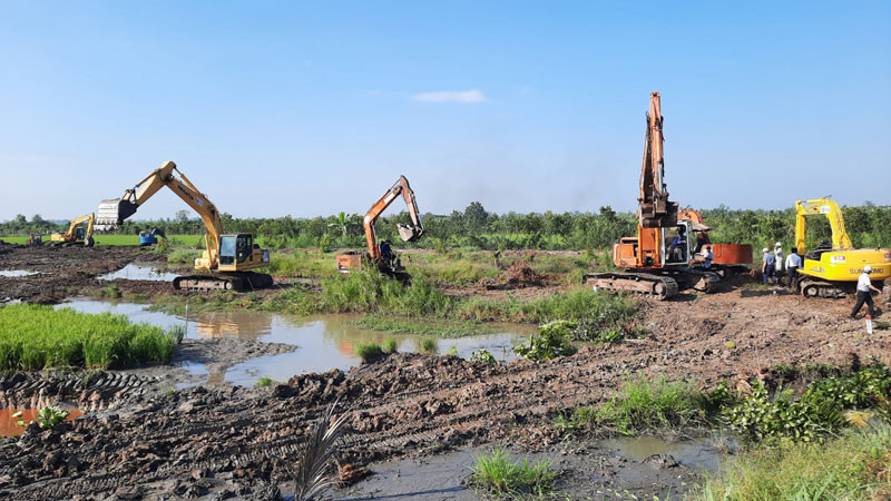 Các công nhân và phương tiện triển khai dự án cao tốc Mỹ Thuận-Cần Thơ tại nút giao với đường 908. Bộ trưởng Nguyễn Văn Thể thăm công trình cao tốc Mỹ Thuận-Cần Thơ -0