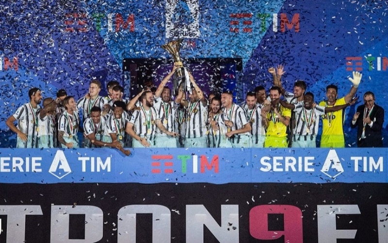 Các cầu thủ Juventus ăn mừng danh hiệu Scudetto thứ chín liên tiếp ngay sau trận đấu với AS Roma. (Ảnh: Juventus FC) juven_334343-1596328908970.jpg