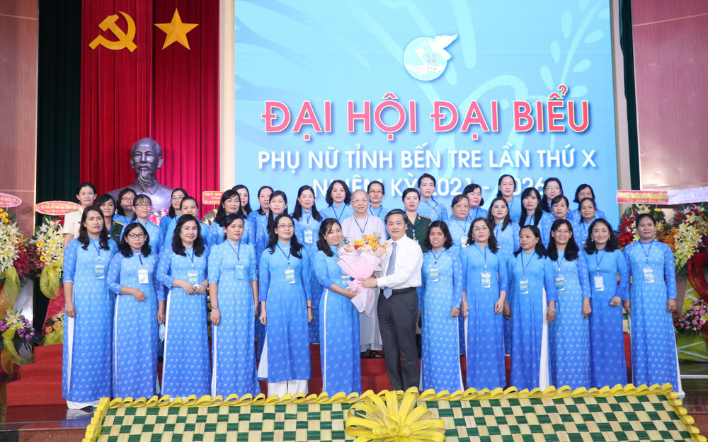 Đồng chí Lê Đức Thọ, Bí thư Tỉnh ủy Bến Tre tặng hoa chúc mừng Ban Chấp hành Hội Liên hiệp phụ nữ tỉnh nhiệm kỳ 2021 - 2026.