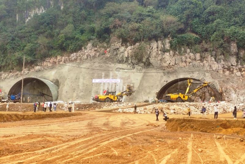 Thi công hầm Tam Điệp dự án cao tốc Mai Sơn - Quốc lộ 45. Đề xuất triển khai đầu tư công 12 dự án cao tốc bắc - nam -0