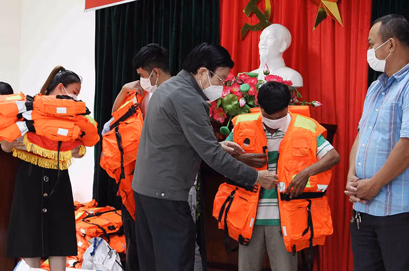 Trao tặng áo phao đa năng cho ngư dân.