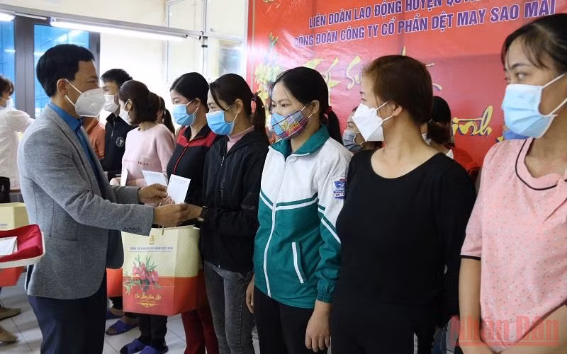 Liên đoàn Lao động tỉnh Thái Bình trao quà Tết cho công nhân lao động tại Công ty cổ phần dệt may Sao Mai, huyện Quỳnh Phụ.