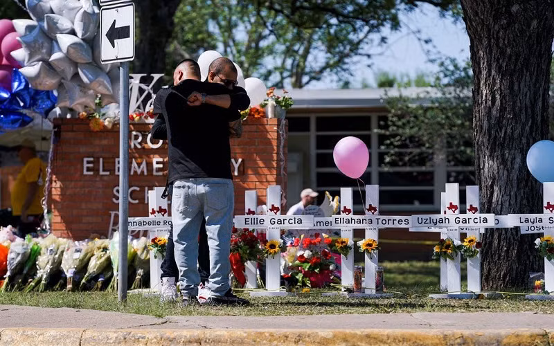 Tưởng niệm những nạn nhân thiệt mạng trong vụ xả súng hàng loạt ngày 24/5/2022 tại Trường tiểu học Robb ở Uvalde, Texas, Mỹ. (Ảnh: REUTERS)