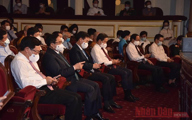 Nhân dịp này, các đồng chí lãnh đạo và đại biểu đã cùng gửi tin nhắn ủng hộ Quỹ vaccine phòng, chống Covid-19. Tổng số tiền thu được qua nhắn tin trong thời gian buổi lễ là 17,7 tỷ đồng. (Ảnh: TRẦN HẢI) Ra mắt Quỹ vaccine phòng, chống Covid-19 -0