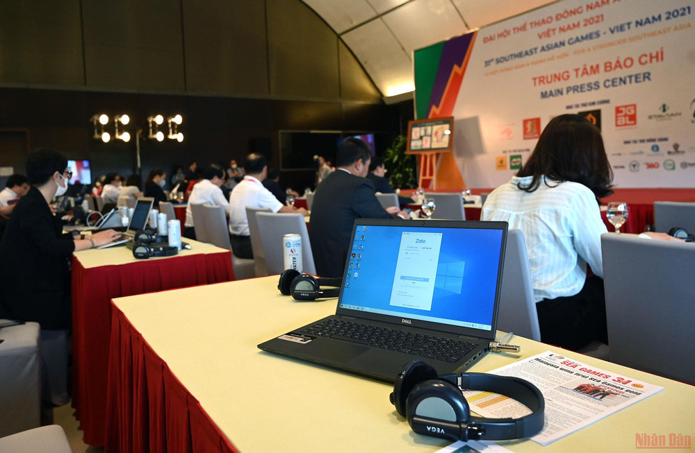 Máy tính xách tay cùng hệ thống đường truyền Internet tốc độ cao được lắp đặt phục vụ các phóng viên tác nghiệp. Khai trương Trung tâm báo chí SEA Games 31 -0