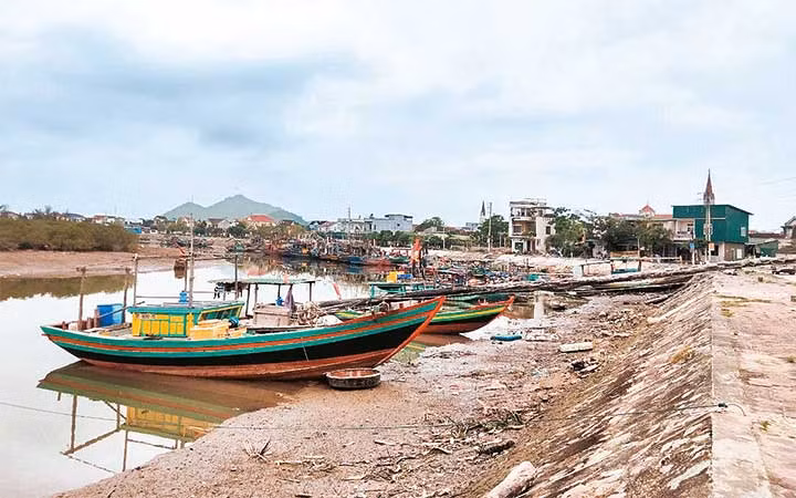 Luồng lạch bị bồi lắng, nhiều tàu, thuyền ở cảng Cửa Sót không thể ra khơi.