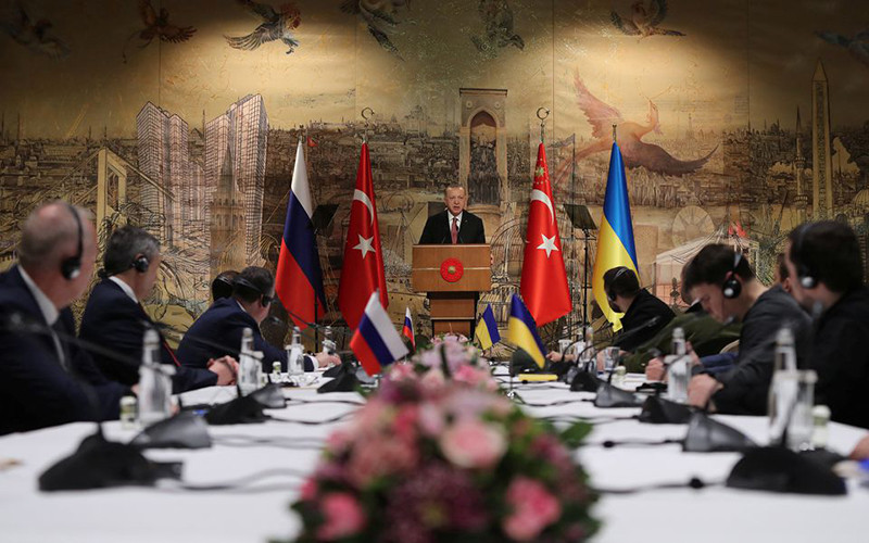 Trước thềm đàm phán tại Istanbul ngày 29/3, phái đoàn Nga và Ukraine có cuộc gặp với Tổng thống Thổ Nhĩ Kỳ Tayyip Erdogan. (Ảnh: Reuters)