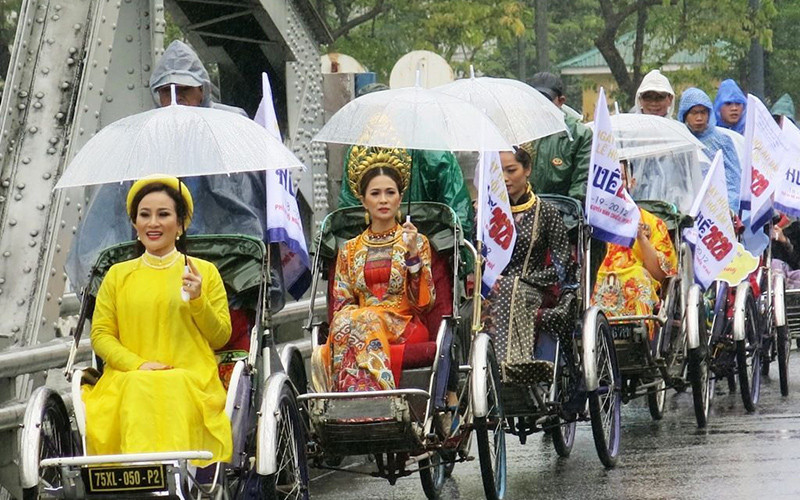 Nhiều đặc trưng văn hóa truyền thống Huế được đông đảo các tầng lớp phụ nữ, thanh niên tiếp nối và giữ gìn.