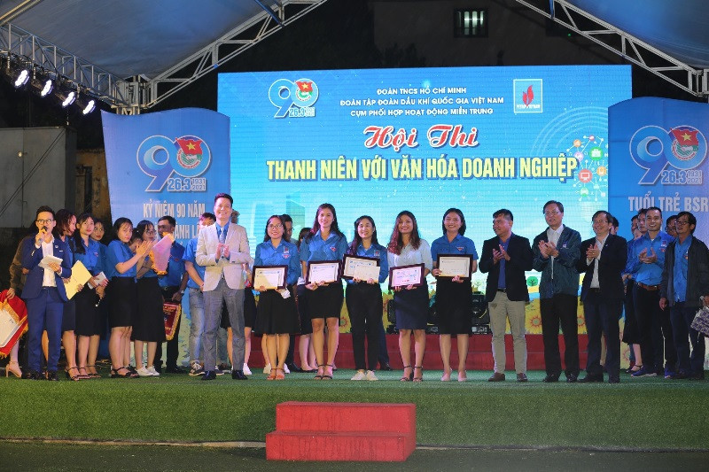 Ban Tổ chức trao các giải thưởng Hội thi “Thanh niên với văn hóa Doanh nghiệp” cho năm đội thi. Thanh niên Dầu khí vươn lên làm chủ khoa học , kỹ thuật, nhiệt huyết làm giàu cho Tổ quốc -0