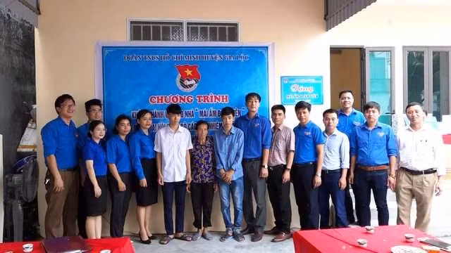 Cán bộ Huyện đoàn Gia lộc bàn giao “mái ấm đoàn viên” cho gia đình em Vũ Xuân Sô.