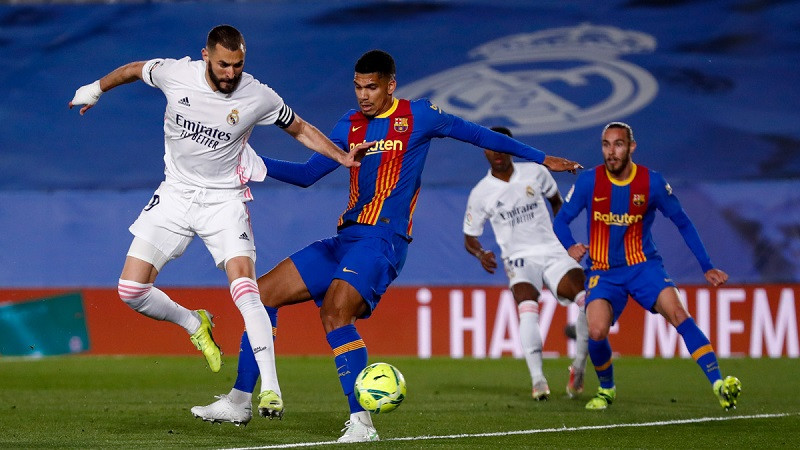 Benzema đánh gót điệu nghệ, mở tỷ số trận đấu. (Ảnh: Real Madrid CF). Thắng kịch tính Siêu kinh điển, Real chiếm ngôi đầu La Liga -0