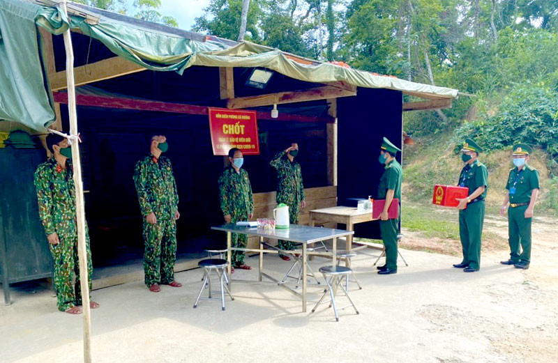 Bộ đội biên phòng bỏ phiếu ngay tại chốt trực phòng, chống dịch Covid-19 để bảo đảm nhiệm vụ chống dịch. Rộn ràng ngày hội ở vùng sâu, vùng xa Quảng Bình -0