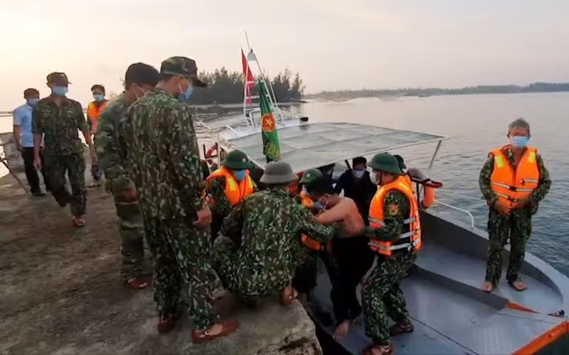 Các ngư dân được đưa vào bờ an toàn.