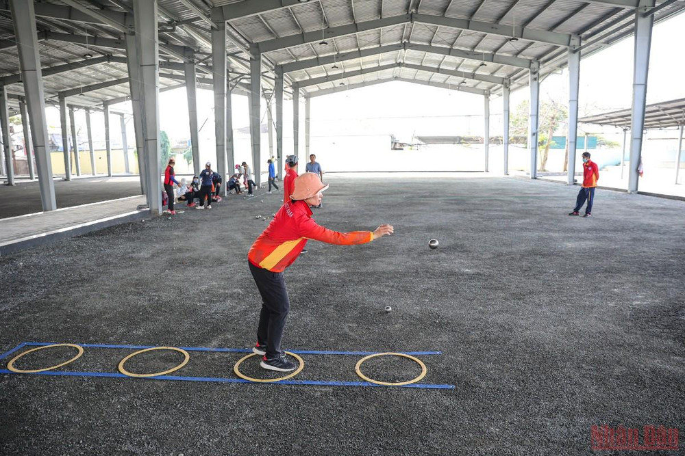 Đội tuyển cũng đang đặt kỳ vọng vào 2 nữ vận động viên kỳ cựu, nhiều kinh nghiệm là Nguyễn Thị Thi và Nguyễn Thị Hiền. Bi sắt Việt Nam: “Học trò nghèo” vượt khó ở SEA Games 31 -0