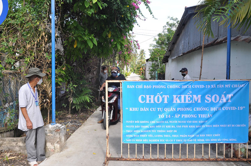 Người dân tham gia trực kiểm soát tại chốt. Nhân rộng mô hình người dân tự quản phòng, chống dịch -0