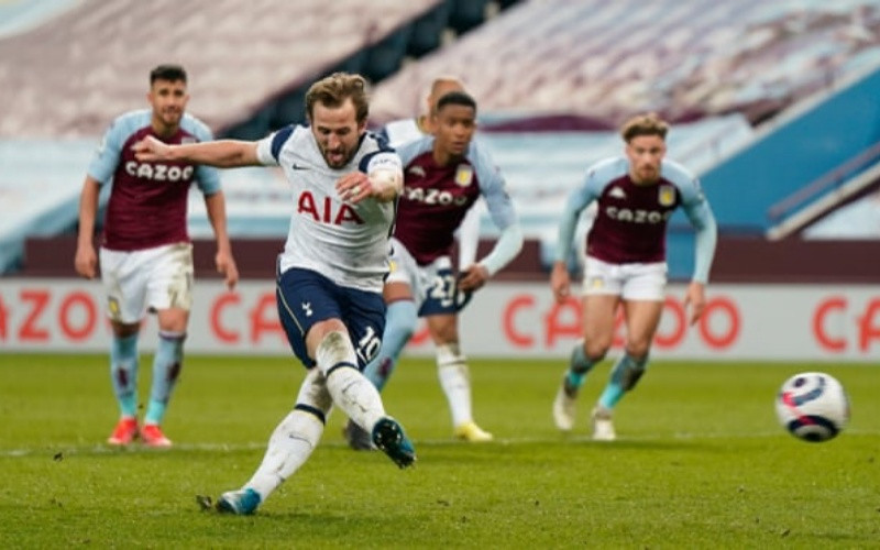 H. Kane (áo trắng) sút phạt 11m, ấn định chiến thắng 2-0 cho Tottenham.