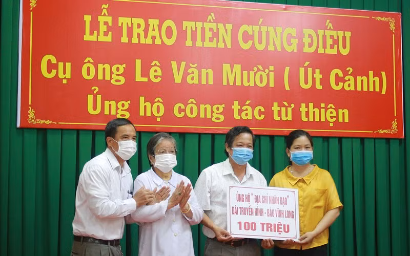 Đại diện gia đình cụ Lê Văn Mười trao tiền cúng điếu tới các tổ chức, cá nhân làm công tác an sinh xã hội trên địa bàn tỉnh Vĩnh Long.