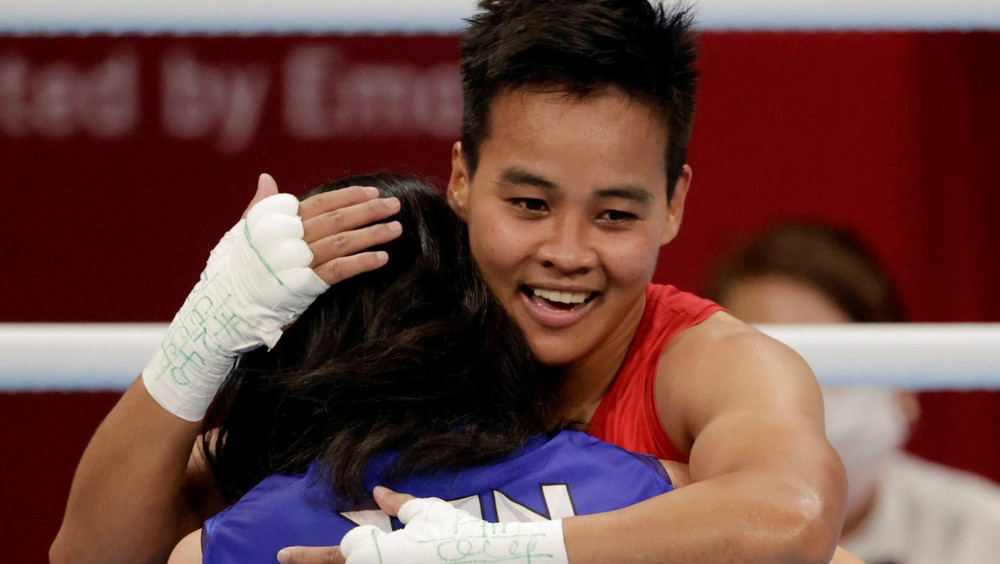 Nesthy Petecio chúc mừng Sena Irie. (Ảnh: Reuters) Nữ võ sỹ quyền anh Nhật Bản đầu tiên giành huy chương Vàng Olympic -0